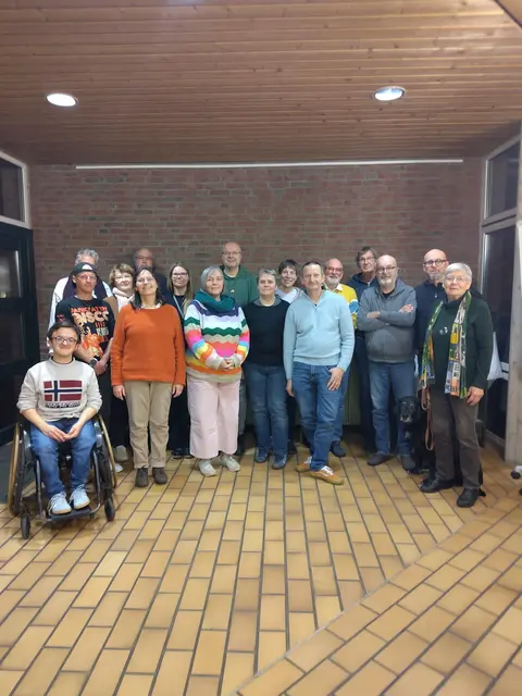 Das Troisdorfer Aktionsbündnis Demokratie überparteilich TADü klärt Bürger über die Vorzüge der Demokratie auf.   | Foto: TADü