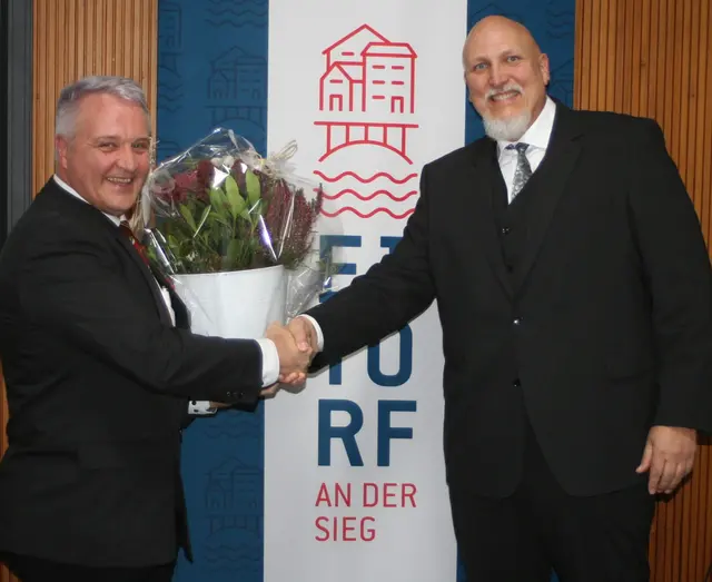 Alterspräsident Uwe Bellinghausen überreichte dem wiedergewählten parteilosen  Bürgermeister Rainer Viehof (li.) einen großen Blumenstrauß. | Foto: Röhrig