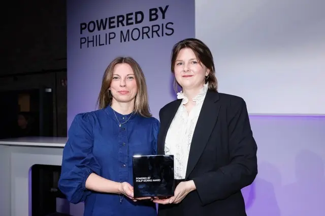 Melanie Schmitt (i.), Leiterin des kaethe:k Kunsthauses und ihre Stellvertreterin Maren Walter nahmen den Förderpreis entgegen.  | Foto: Franziska Krug für Powered by Philip Morris