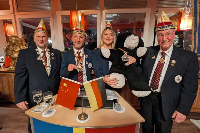 Präsentation des Prunkordens zur Jubiläumssession (von links): Ulrich Rehbann, Michael Zöllner, Denise Schade und Werner Knauf.   | Foto: fes