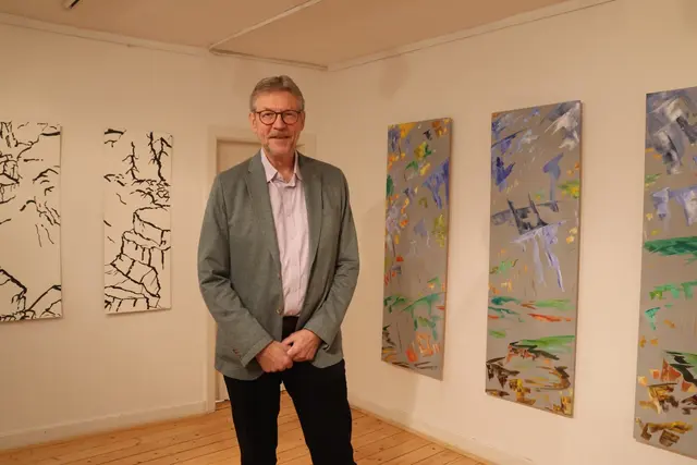 Ingo Schultze-Schnabl mit einigen seiner knapp 80 ausgestellten mehrteiligen Kunstwerke.  | Foto: Michael Kupper