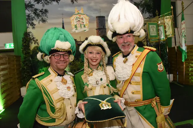 Burggrafen-Präsident Volker Michels stellte mit Regimentstochter Alexandra Marie Wolf und Kommandant Max Hatwiger den neuen Sessionsorden der KG Fidele Burggrafen vor.  | Foto: AS