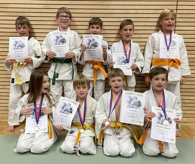 Hinten stehen , Michael Krebs, Samuel Radermacher, Matteo Göbbels, Felix Hering und Max Czarkowski (von links) und vorne sitzen Pauline Riem, Lennard Henze, Jan Jonas sowie Benedikt Lamprecht (von links).  | Foto: Ines Tränkner