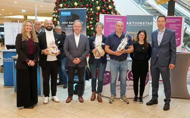 Sie engagieren sich: (vorne v.l.) Magdalena Tertel, Gleichstellungsbeauftragte des Oberbergischen Kreises; Alireza Eftehari, Forum Gummersbach; Landrat Klaus Grootens; Manuela Ringsdorf und Torsten
Beer, Forum; Sarah Schalenbach, stellvertretende Gleichstellungsbeauftragte des Kreises, und Bürgermeister Raoul Halding-Hoppenheit.  | Foto: OBK