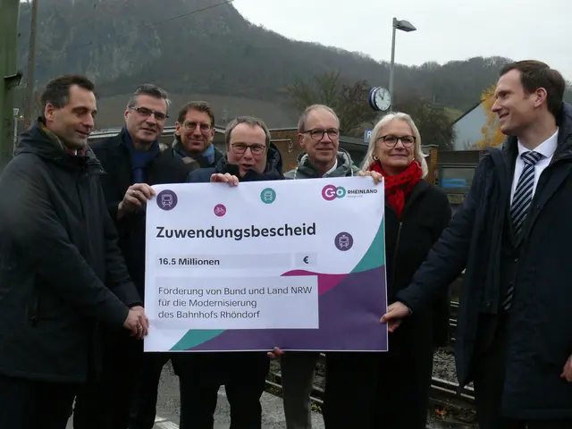 Der Landtagsabgeordnete Jonathan Grünwald, Michael Hundacker (DB InfraGO), Tim Hahlen (Rhein-Sieg-Kreis), Minister Oliver Krischer, Nobert Reinkober (go.Rheinland), Gitta Raulin (DB InfraGO) und Bürgermeister Philipp Herzog (v.li.) bei der Übergabe des Förderbescheids. | Foto: Gast