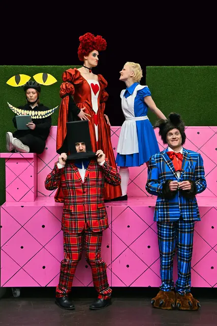 Mit Fantasie, Neugier und wachsendem Selbstvertrauen bahnt sich die junge Heldin ihren Weg durch die wundersamen Irrwege des Wunderlands und entdeckt dabei ihren eigenen Mut.  | Foto: Volker Beushausen