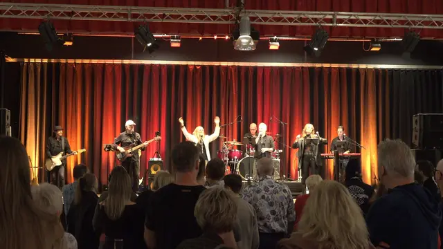 Tolle Stimmung beim Jubiläumskonzert der Slyboots im Krawinkelsaal: (v.l.) Robert Schuller, Manfred Bösinghaus, Katja Picker, Andi Bechheim, Manuel Chamorro, Loni Blum, Ralf Zimmermann.
                                                                             | Foto: Manfred Bösinghaus