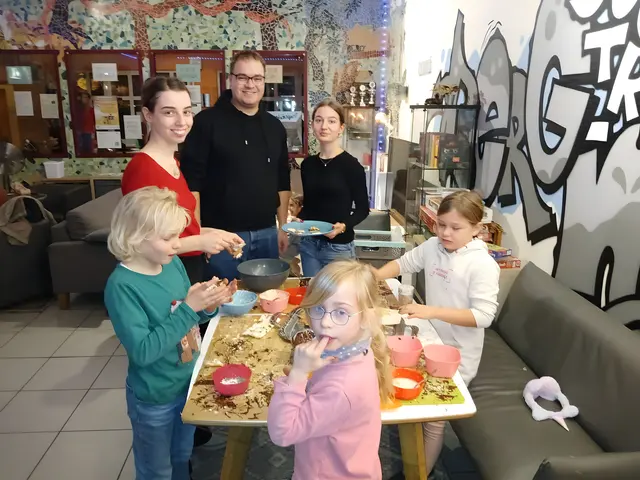 Mittwochs nachmittags ist Kindertreff - und dieses Mal mit ganz viel Süßem zum Verzieren von Plätzchen.  | Foto: Meike Krämer-Ansari