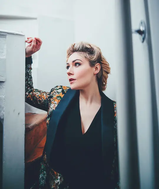 Als strahlende Solistin verzaubert uns die Sopranistin Angela Simkin, deren atemberaubende Operninterpretationen weltweit gefeiert werden.  | Foto: Theater Linz