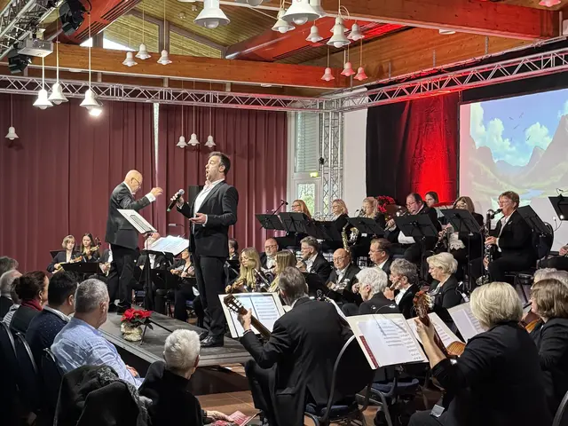 Das Orchester hatte sich mit Bass-Bariton Frederic Mörth bekannte Unterstützung auf die Bühne geholt. Mit seiner satt-tiefen Stimme trug er Frank Sinatras „My Way“, „What a Wonderful World“ und „Ol’ Man River“ durch den Saal. .  | Foto: Mandolinen/Schell
