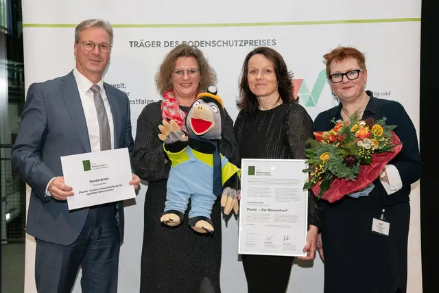 Sie freuten sich über den Sonderpreis: (v.l.) Achim Blindert, Allgemeiner Vertreter des Landrats, Katja Ziemann (Fachstelle Umweltmedizin des Gesundheitsamtes), Ines Rick (Untere Bodenschutzbehörde) und Stephanie Trutwin-Bornhöft (Gesundheitsamt).  | Foto: AAV