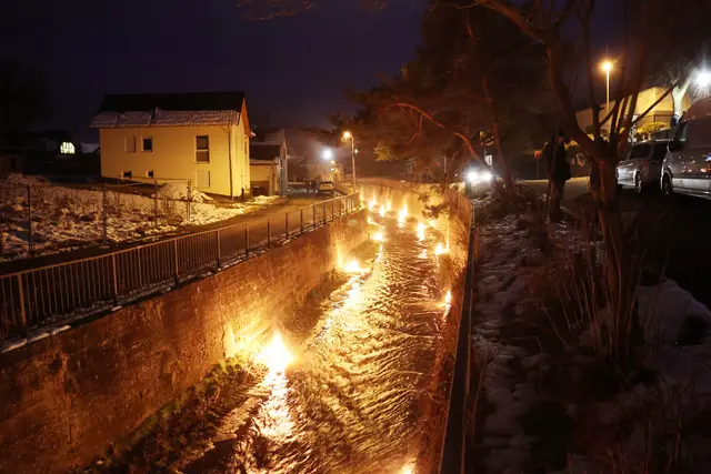 Auch in diesem Jahr sollen wieder zahlreiche Fackeln den Orbach beim fünften Orbachleuchten in Swisttal-Odendorf in warmes Licht tauchen. Die Aktion erinnert an den Zusammenhalt nach der Flutkatastrophe von 2021 und setzt ein stilles Zeichen der Gemeinschaft.  | Foto: Archivfoto: N. Brincks
