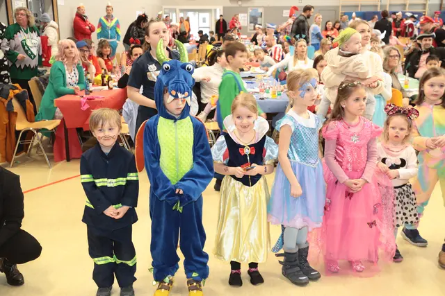 Fröhliche Kostüme, viel Bewegung und Kamelle: Das Duisdorfer Kinderkostümfest begeisterte kleine Jecken und ihre Familien.	 | Foto: we