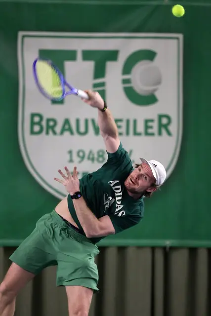 Fototermin nach der Siegerehrung: (v.l.) Utz Uecker (TVM - Präsident), Michael Siefert (Supervisor), Leonie Schuknecht (Siegerin), Alina Kornieieva (Finalistin), John Sperle (Sieger), Ben Schneider (Finalist) und Max Randerath (Turnierdirektor).  | Foto: Luna Schreiber