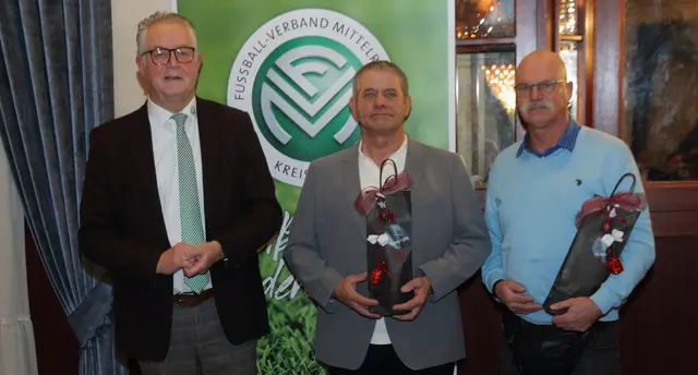 Beim Neujahrsempfang des Fußballkreises Bonn wurden Jürgen Schuster (Mitte) und Ulrich Neudeck (rechts) nachträglich aus dem Kreissportgericht verabschiedet. Kreisvorsitzender Uwe Scheifgen (links) würdigte ihr ehrenamtliches Engagement nach ihrem Ausscheiden im Jahr 2025. | Foto: H. Waldschicht/Fußballkreis Bonn