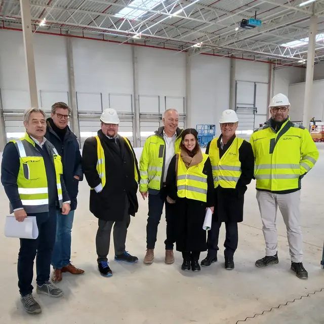 Bürgermeister Dr. Marc Prokop und Frau Quester, Abteilungsleiterin der städtischen Wirtschaftsförderung, mit Vertretenden der Firmen GLP und Renault im neuen Ersatzteillager Renault. | Foto: Stadt Brühl