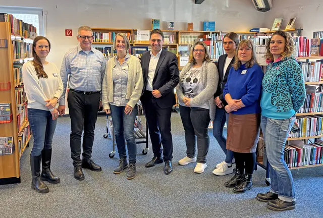 Bürgermeister Sven Schnieber (Mitte) im Austausch mit dem Team der Bücherbrücke – Öffentliche Bücherei Meckenheim/Alfter am Standort Meckenheim.  | Foto: Stadt Meckenheim