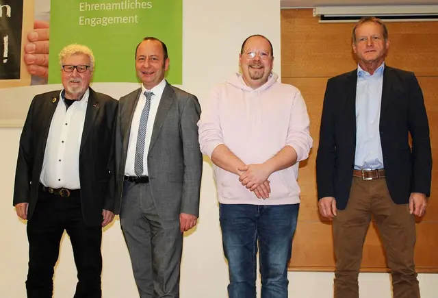 Ehrung für Siegfried Janzen (links) durch Lohmars Bürgermeister Matthias Schmitz (2. von links), Marcel Steeger (2. von rechts, Geschäftsführer Stadtsportbund Lohmar) und Gerd Klink (rechts, Vorsitzender Wahlscheider SV).  | Foto: Stadt Lohmar