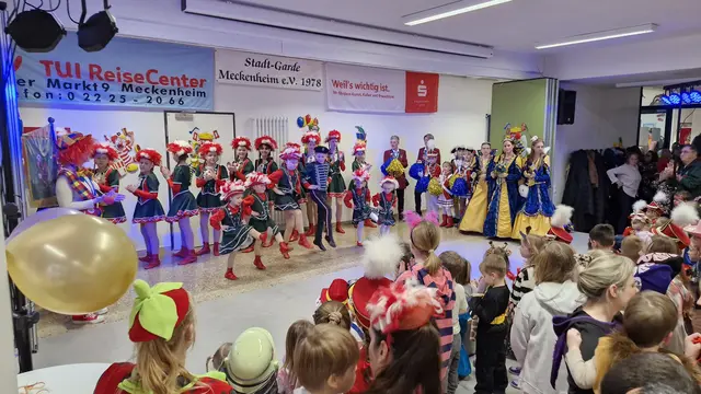 Gardetänze, Musik und viel Applaus: Beim Kinderkarneval der Stadt-Garde Meckenheim sorgten die Tanzgruppen und der Besuch des Meckenheimer Mädchendreigestirns für beste Stimmung in der Gemeinschaftsgrundschule Merl. | Foto: Stadt-Garde Meckenheim