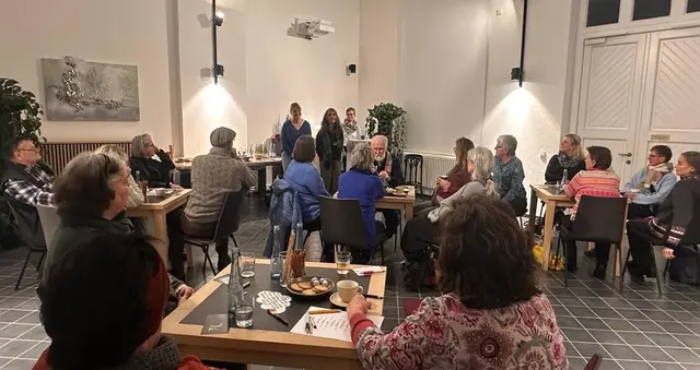 Teilnehmende im Gespräch beim ersten „Café Mortelle“ | Foto: Silvana Burgman