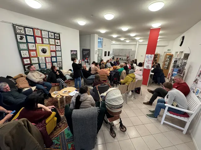 Das volle Cafe Caritas während der Veranstaltung: Die Teilnehmenden sind in reger Diskussion und tauschen Erfahrungen aus.  | Foto: Olena Pavlovtseva