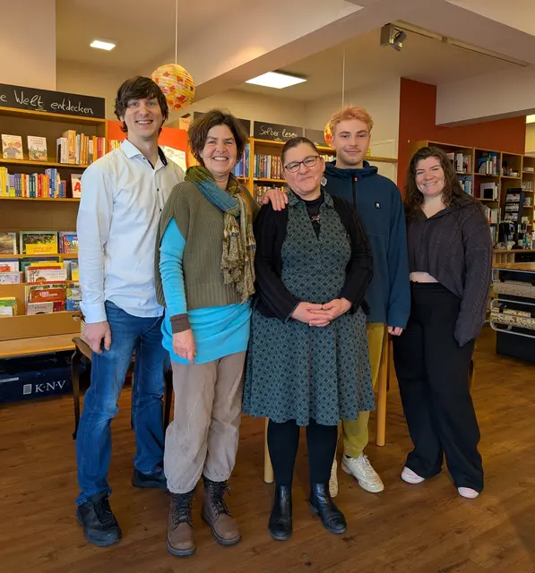 Das Projektteam des Literaturprojekts „Wir schreiben gemeinsam eine Geschichte“: Buchhändler Philipp Seehausen, Literaturdozentin Petra von der Lohe, Theaterpädagogin Ursula Braun sowie Alanus-Studierender Paul Schettler und Alumna Alessandra Albrecht (von links).  | Foto: Alanus Hochschule