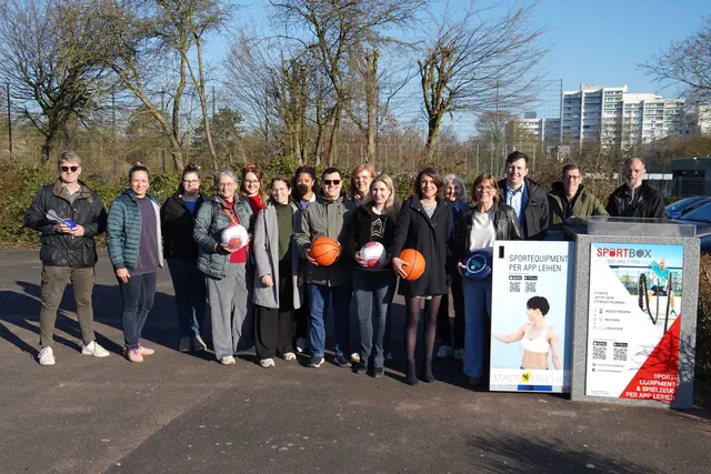 Im Sportpark Herbertskaul eröffnete die erste stellvertretende Bürgermeisterin Karla Palussek mit Vertretern aus Stadtverwaltung und Politik die neue Sportbox.  | Foto: Stadt Frechen