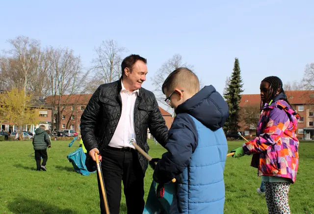 Stadtwerke-Vorstand Stefan Welsch mit Schülerinnen und Schülern der Carl-Orff-Grundschule.  | Foto: Stadtwerke Hürth