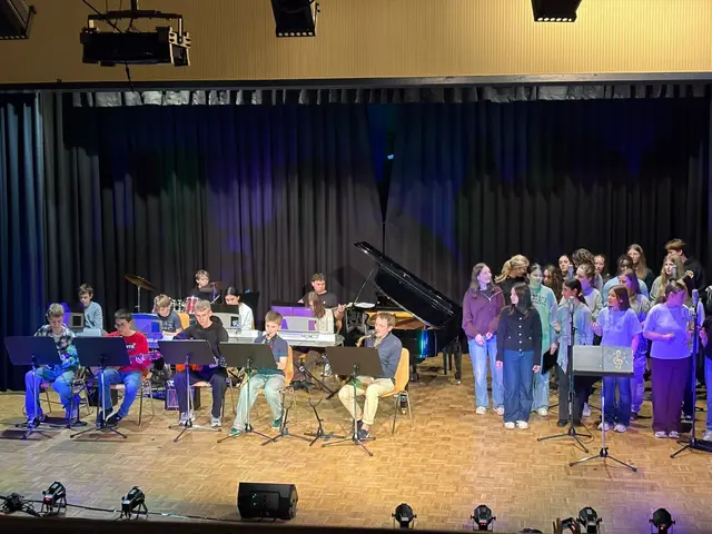 Gesang und Musik: Lindenchor und Lindenband gemeinsam auf der Bühne.  | Foto: Christina Dietz