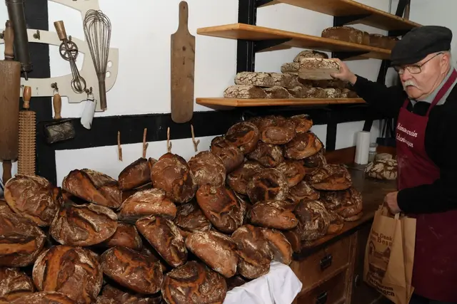 Heinz Jaeger zwischen Rheinischem Schwarzbrot (oben) und Steinofenbrot | Foto: Michael Kupper