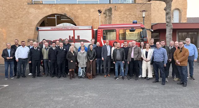 Gruppenbild mit den Mitgliedern von Rat, Verwaltung und Feuerwehr vor dem neuen Tragkraftspritzenfahrzeug Wasser der Löschgruppe Mülheim-Wichterich. | Foto: Stadt Zülpich/Torsten Beulen