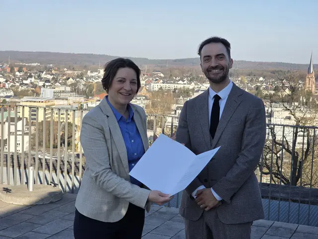 Kristell Köhler, Bereichsleiterin Glaubensorte & Verkündigung im erzbischöflichen Generalvikariat überreicht Dr. Richard Ottinger die Ernennungsurkunde zum Direktor des Katholisch-Sozialen Instituts.  | Foto: KSI/Saager