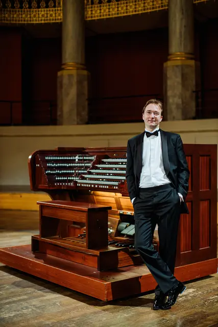 An den beiden Orgeln der Peterskirche spielt Robert Kovács  Musik der spätromantischen Epoche. Diese Musik ist hervorragend für die klangliche Gestalt der Zülpicher Orgel geeignet.  | Foto: Theresa-Pewal-