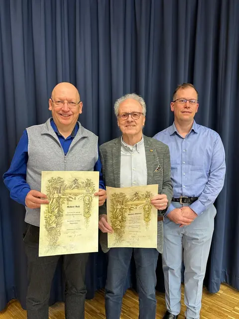 Das Foto von links nach rechts: Robert Neff (geehrt für 50 Jahre Mitgliedschaft), Walter Küster (geehrt für 65 Jahre Mitgliedschaft) und Robert Wessel (1. Vorsitzender).  | Foto: Mandolinenorchester
