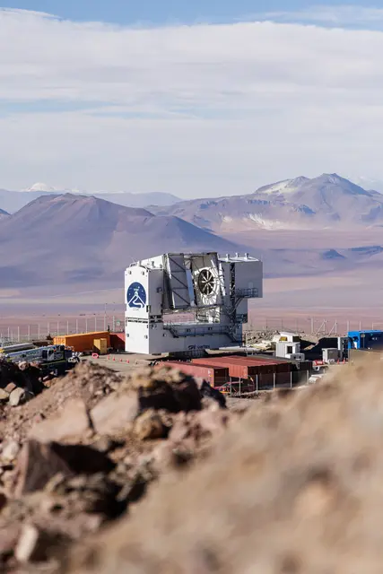Das Fred-Young-Submillimetre Telescope steht in 5600 Meter Höhe in der chilenischen Atacama-Wüste. | Foto: Uni Bonn / Niclas Carl