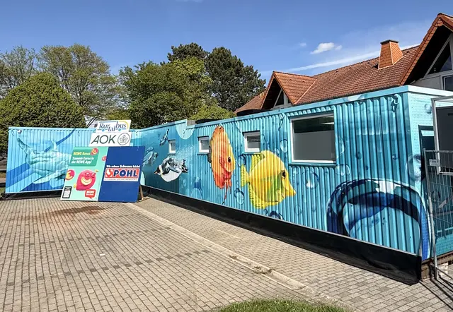 Bis zum 9. Juli werden im Schwimmcontainer „Narwali“ für Kinder im Vorschul- und Grundschulbereich  kostenfreie  Kurse  zur  Wassergewöhnung  und  zum  Erlernen  der  Grundtechniken  des Schwimmens angeboten. | Foto: Stadt Zülpich / Torsten Beulen