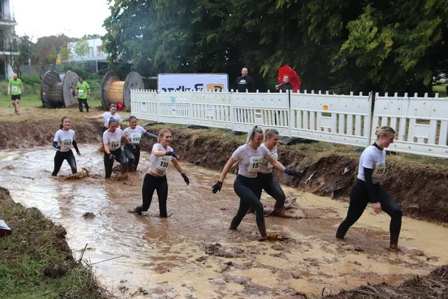 Der Max Buddels Fun-Lauf findet wieder am Sonntag, 30. August statt. Die Route entlang der renaturierten Erft, verwandelt sich in eine schlammige Hinderniszone.  | Foto: Tim Nolden/Stadt Euskirchen