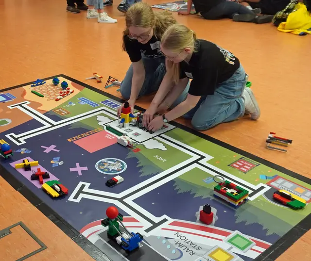 Das Team MöpMöp programmierte seine Roboter so, dass sie symbolisch Aufgaben einer Raumfahrtmission übernehmen.  | Foto: OBK/Bastian Thelen