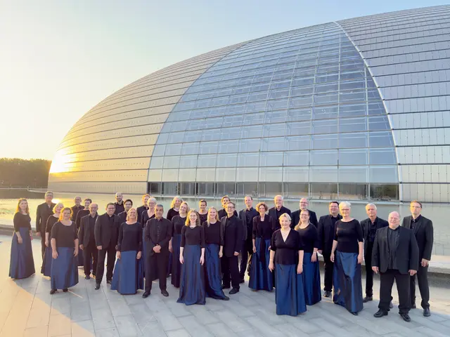 KammerChor Saarbrücken unter der Leitung von Georg Grün präsentiert sich beim Preisträgerkonzert des internationalen Kompositionswettbewerbs Musica Sacra Nova in der Abteikirche St. Nikolaus in Brauweiler.  | Foto: Markus Sontheimer