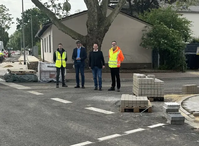 Bürgermeister Frank Keppeler besichtigte die Baustelle gemeinsam mit dem Technischen Dezernenten Olaf Kleine-Erwig sowie den beiden Projektverantwortlichen Max Rauer und Uwe Baumann.  | Foto: Stadt Pulheim