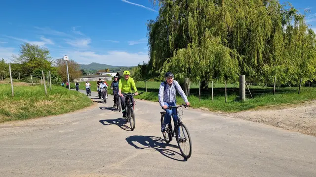 Andreas Stürmer vom ADFC führte die Radtour durch Felder und Obstwiesen in Wachtberg an.  | Foto: AS