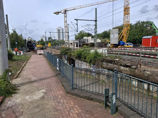 Bauarbeiten an den Bahnunterführungen am Beueler Bahnhof: Wegen des Ausbaus der S‑Bahn‑Strecke S 13 sind die Unterführungen an der Siegburger Straße und der Friedrich‑Breuer‑Straße zeitweise gesperrt. | Foto: Foto: jld