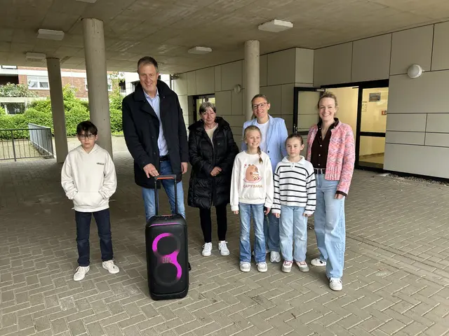 v.l.n.r.: Karl Böttcher (Präsident Lions Club Meckenheim‑Wachtberg), Renate Diefenbach (Past‑Präsidentin), Kerstin Martin (Leitung OGS Meckenheim‑Merl) und Silke Lex (Schulleitung GGS Meckenheim‑Merl) gemeinsam mit Kindern der OGS.  | Foto: Lions-Club
