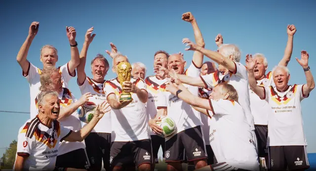 Die Fußball-Opas der Ü75 Nationalelf sind Weltmeister und wollen es im Oktober in Brisbane wieder tun: den Pott nach Deutschland holen. Volker Hofferbert kniet vorne rechts. | Foto: Schmidt/Stickerstars