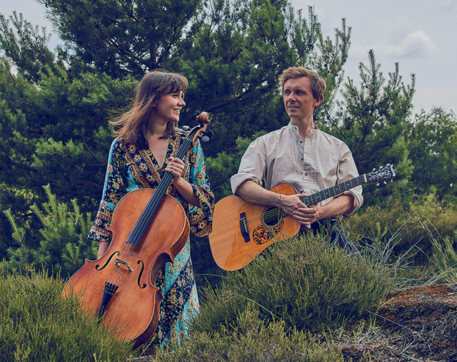 Einen Abend mit Klassikern von Bob Dylan, Simon & Garfunkel, Joni Mitchell und Neil Young präsentieren Valerie Rathmann und Rupert Gillett bei ihrem Konzert im Rittergut Orr. | Foto: Frank Rossbach