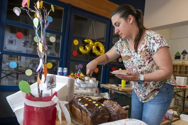 Die Gäste des Kita-Fests konnten aus ganz vielen leckeren Kuchen wählen, die unter anderem von Yvonne Bodenheim ausgegeben wurden.  | Foto: Ronald Larmann/pp/Agentur ProfiPress