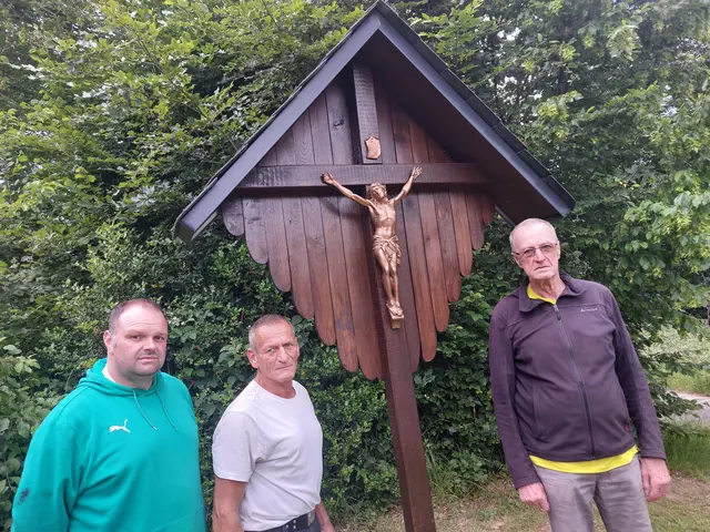 Sebastian Pauli und Uwe Brunsmeier unterstützten Ferdi Roth beim Aufstellen des Kreuzes. | Foto: Schmidt