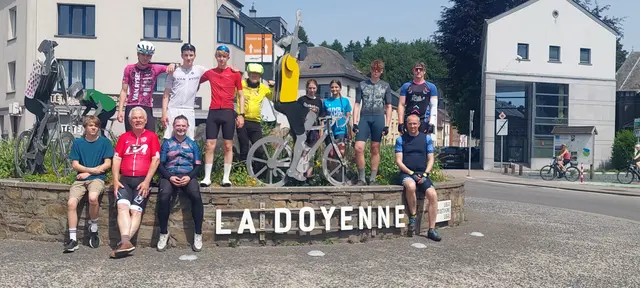 Die Gruppe aus Rheinbach macht während ihrer Fahrt nach Verdun Station am Radfahrer-Kreisel in Bastogne. Die Stadt in den Ardennen war im zweiten Weltkreig hart umkämpft. | Foto: Privat