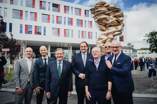 Feierliche Enthüllung der Skulptur „Mean Average“ vor dem Herzzentrum.  | Foto: Universitätsklinikum Bonn / Marius Becker