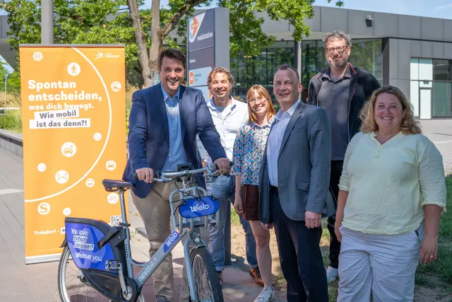  Freude über die neue Mobilstation (von links): Bürgermeister Alexander Biber, Thomas Felder (Amt für Straßenbau, Erschließungsbeiträge und Verkehr), Anne Scheffel (Mobilitätsmanagerin), Holger Fritsch (go.Rheinland), Daniel Euler (Leiter Stabsstelle II/S1 –Strategische Mobilitätsplanung und Klimawandelvorsorge) und Silke Merz (go.Rheinland).  | Foto: Stadt Troisdorf